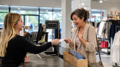 Shoppers checking out at a Delaware store with no sales tax on the receipt