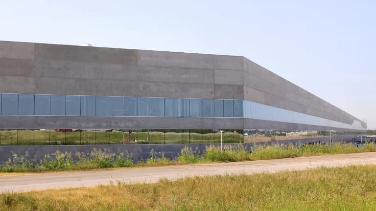 The long white main building of Tesla Gigafactory Texas near Austin