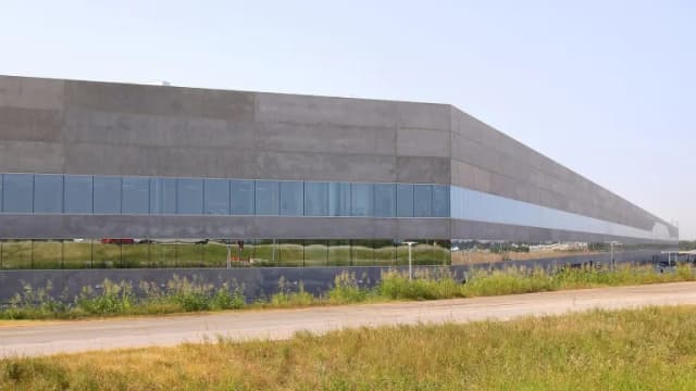 The long white main building of Tesla Gigafactory Texas near Austin