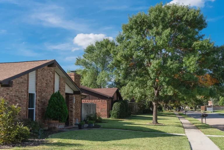 Neighors inside with no Relationships in Kingwood Texs
