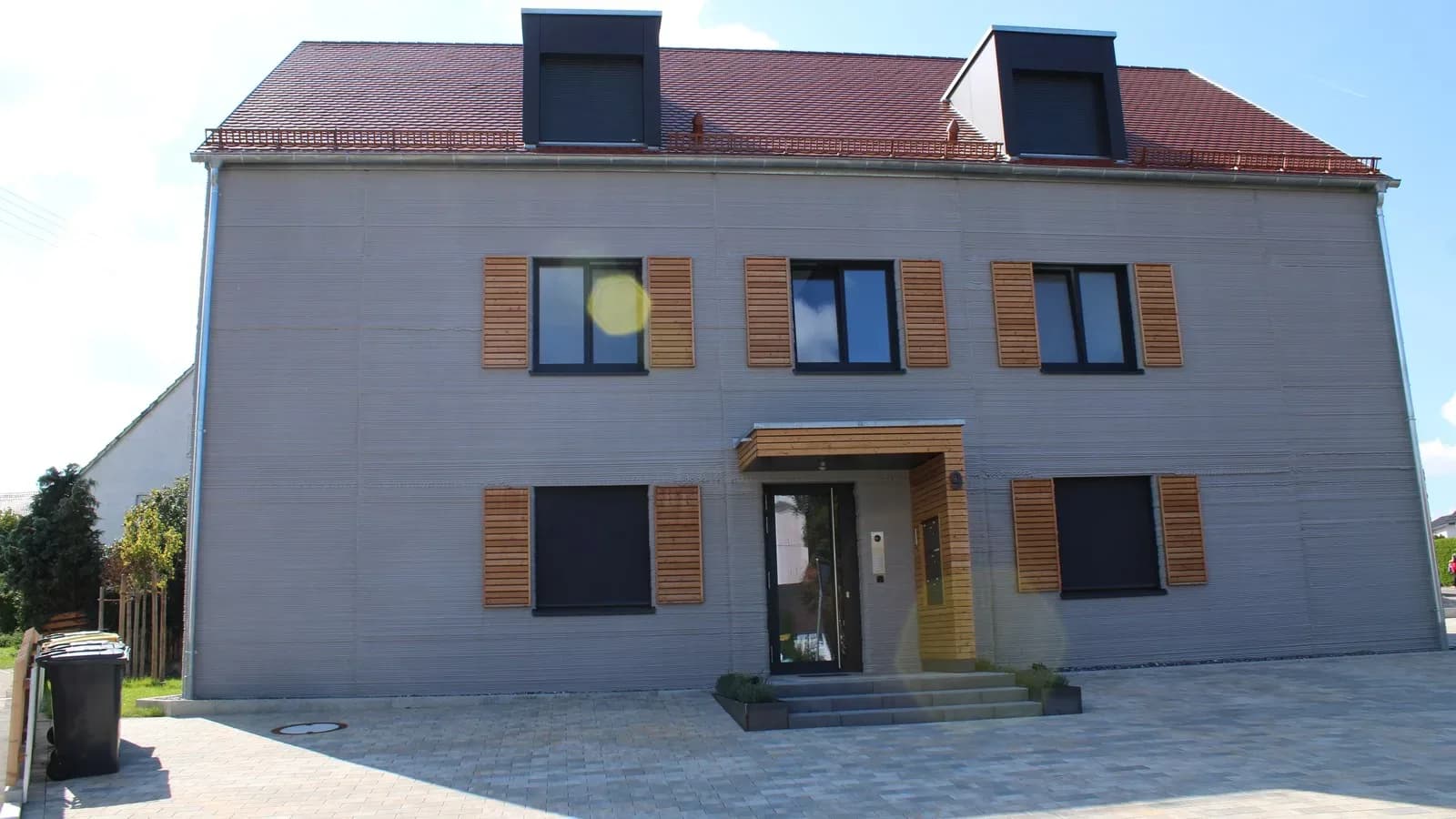 A 3D-printed concrete house with layered walls