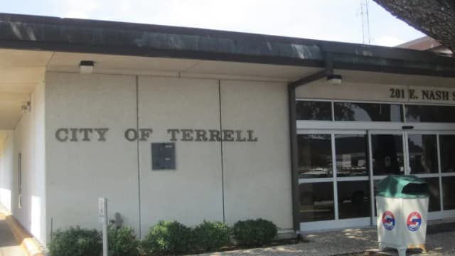 The front of Terrell City Hall, a low tan building with City of Terrell lettering and glass doors at 201 E. Nash St.