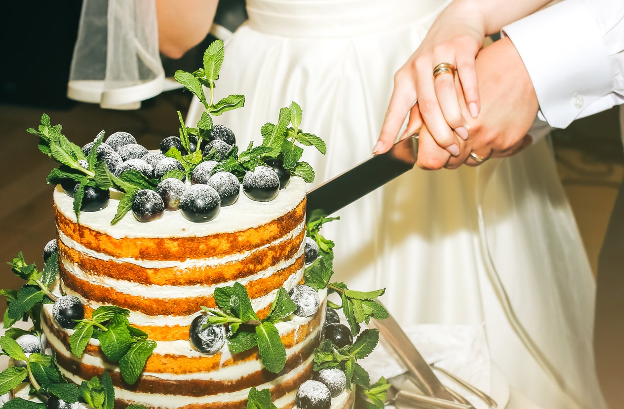 save money on a wedding cake
